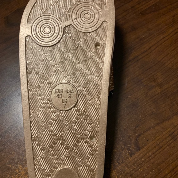 Golden slippers - Picture 3 of 3